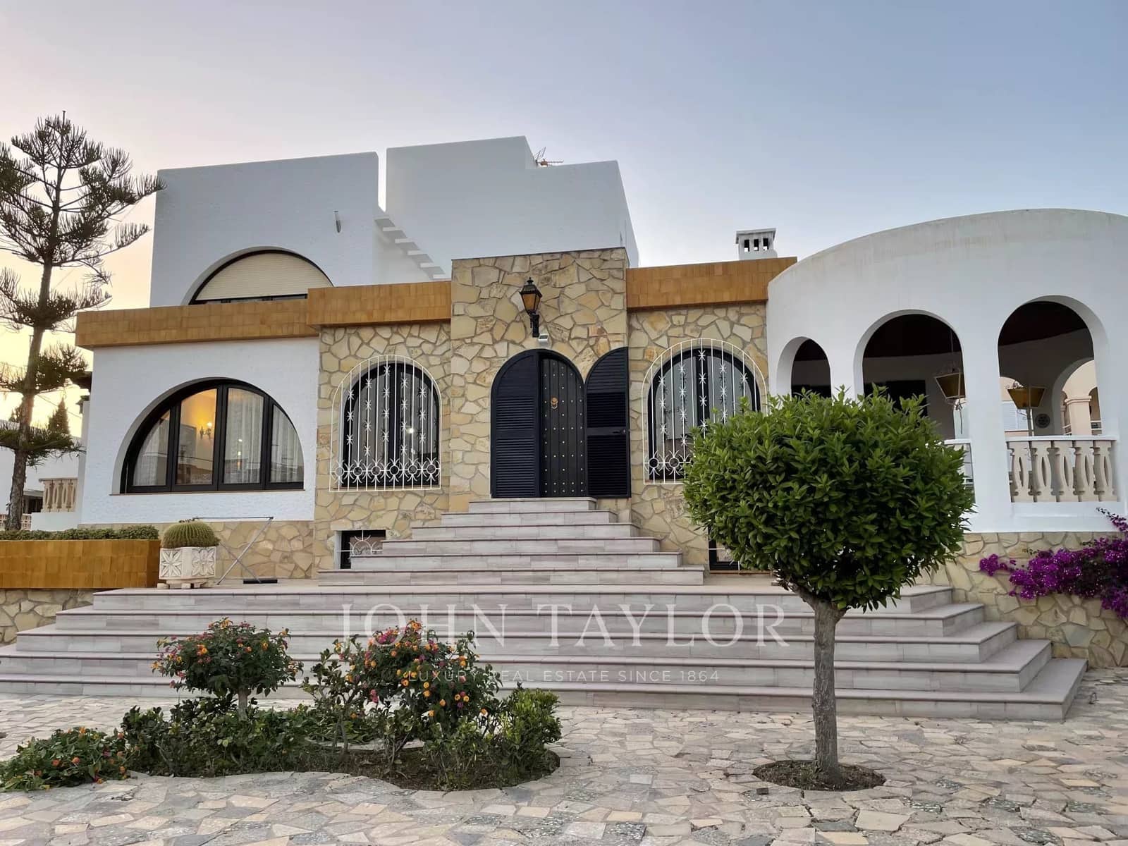 3 bedroom Apartment for sale in Playa d'en Bossa with pool - € 1,995,000 (Ref: 9428672)