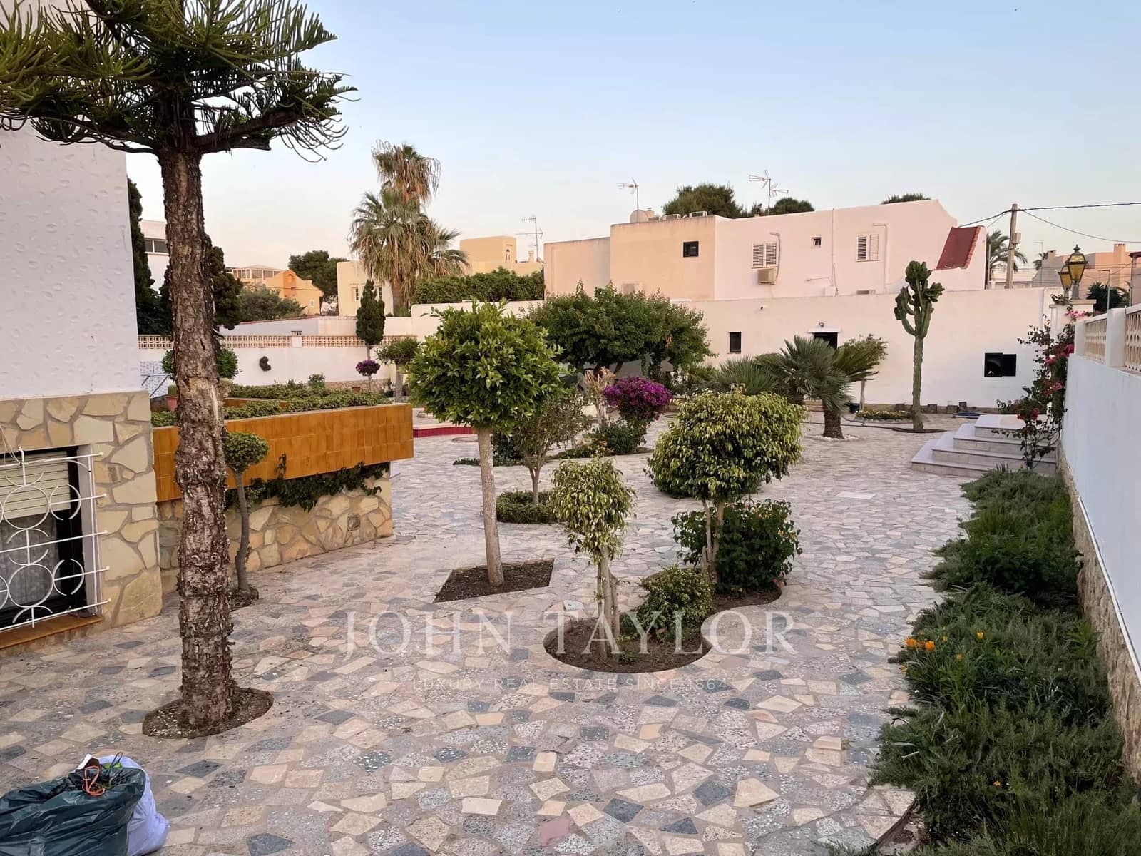 3 bedroom Apartment for sale in Playa d'en Bossa with pool - € 1,995,000 (Ref: 9428672)