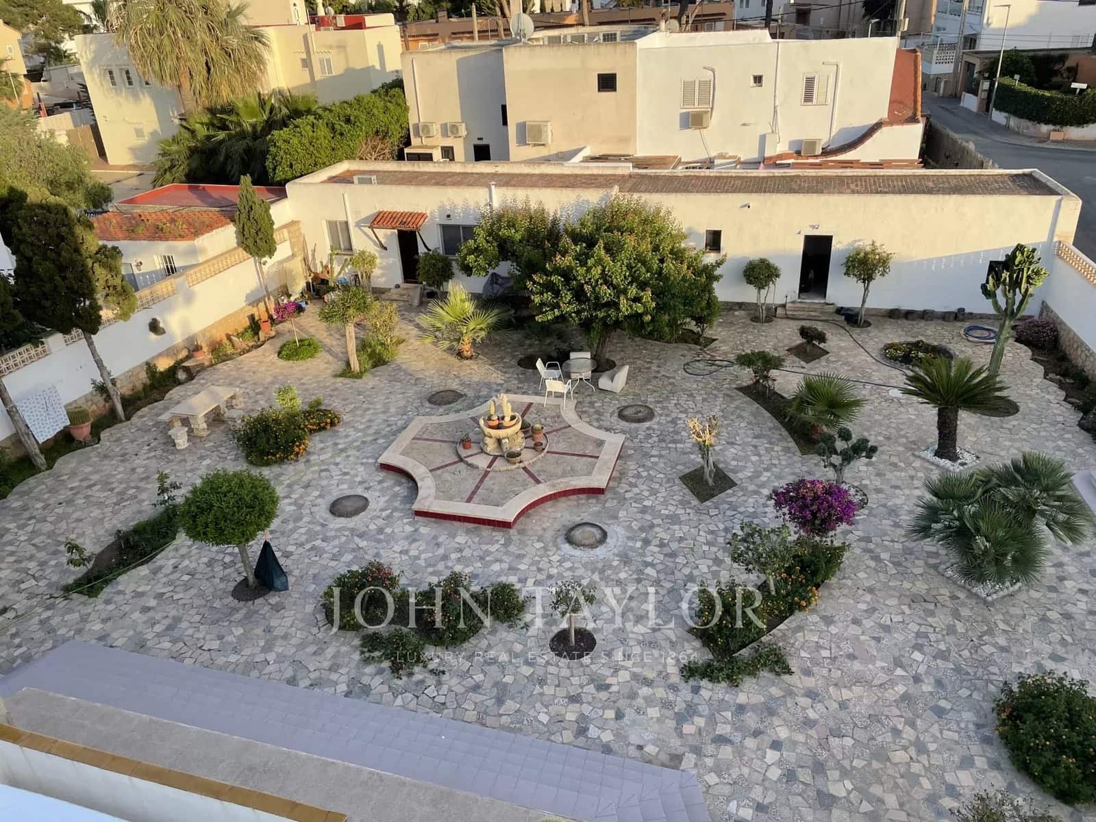 3 bedroom Apartment for sale in Playa d'en Bossa with pool - € 1,995,000 (Ref: 9428672)