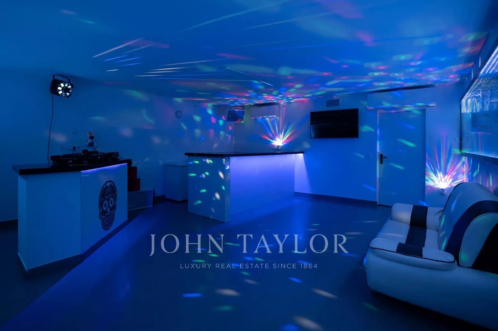 7 bedroom Villa for holiday rental in Nuestra Senora de Jesus with pool - € 15,400 (Ref: 9428687)