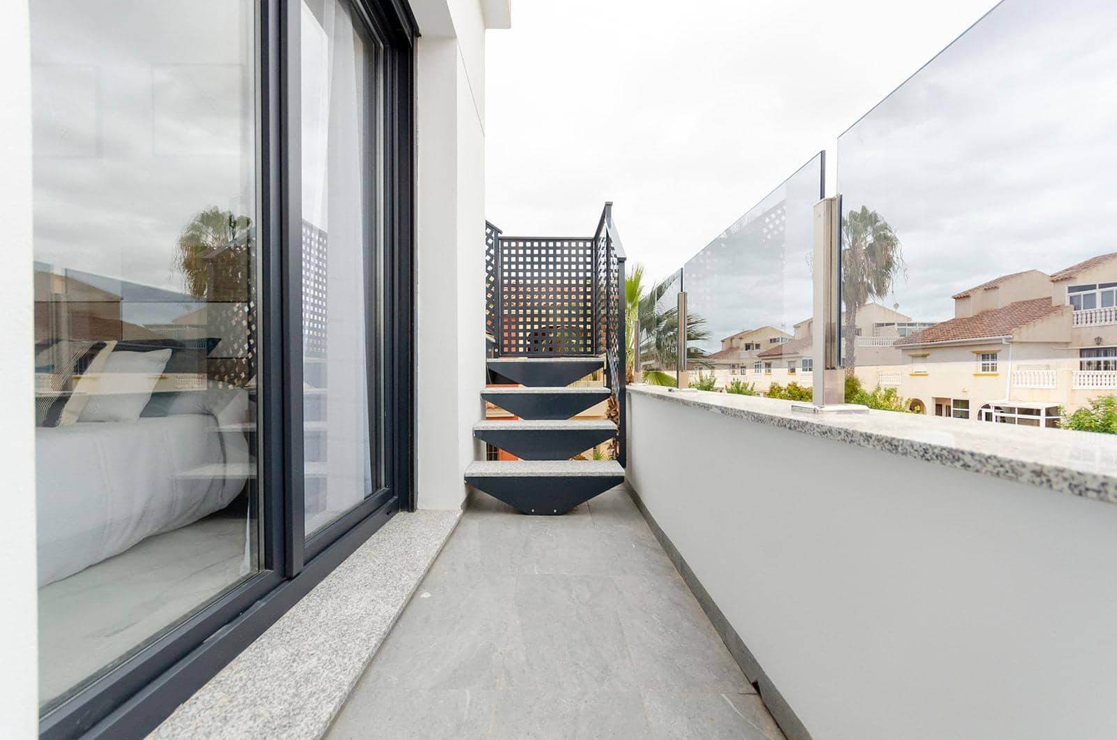 3 makuuhuone Huvila myytävänä paikassa Torrevieja mukana uima-altaan - 424 000 € (Ref: 9656638)