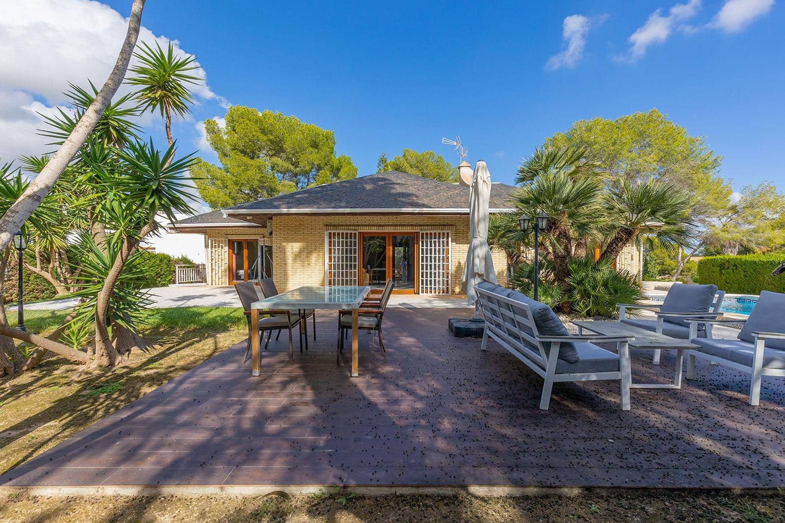 5 bedroom Villa for sale in Filipinas with pool garage - € 670,000 (Ref: 9656641)