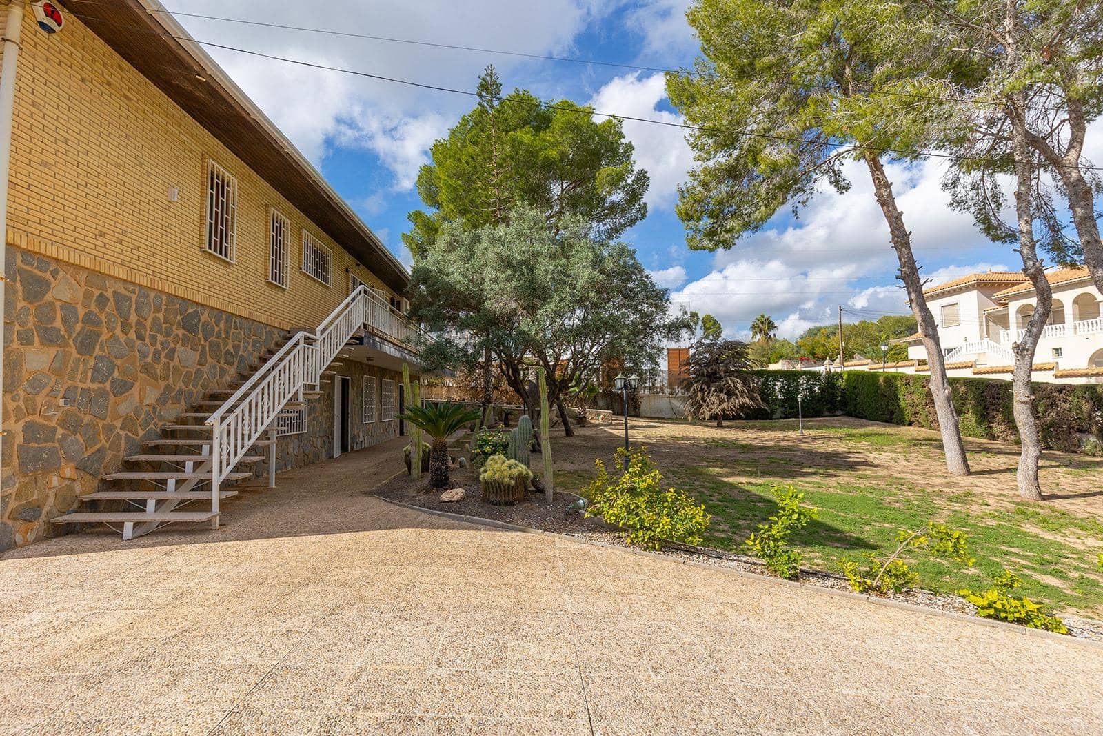 5 bedroom Villa for sale in Filipinas with pool garage - € 670,000 (Ref: 9656641)