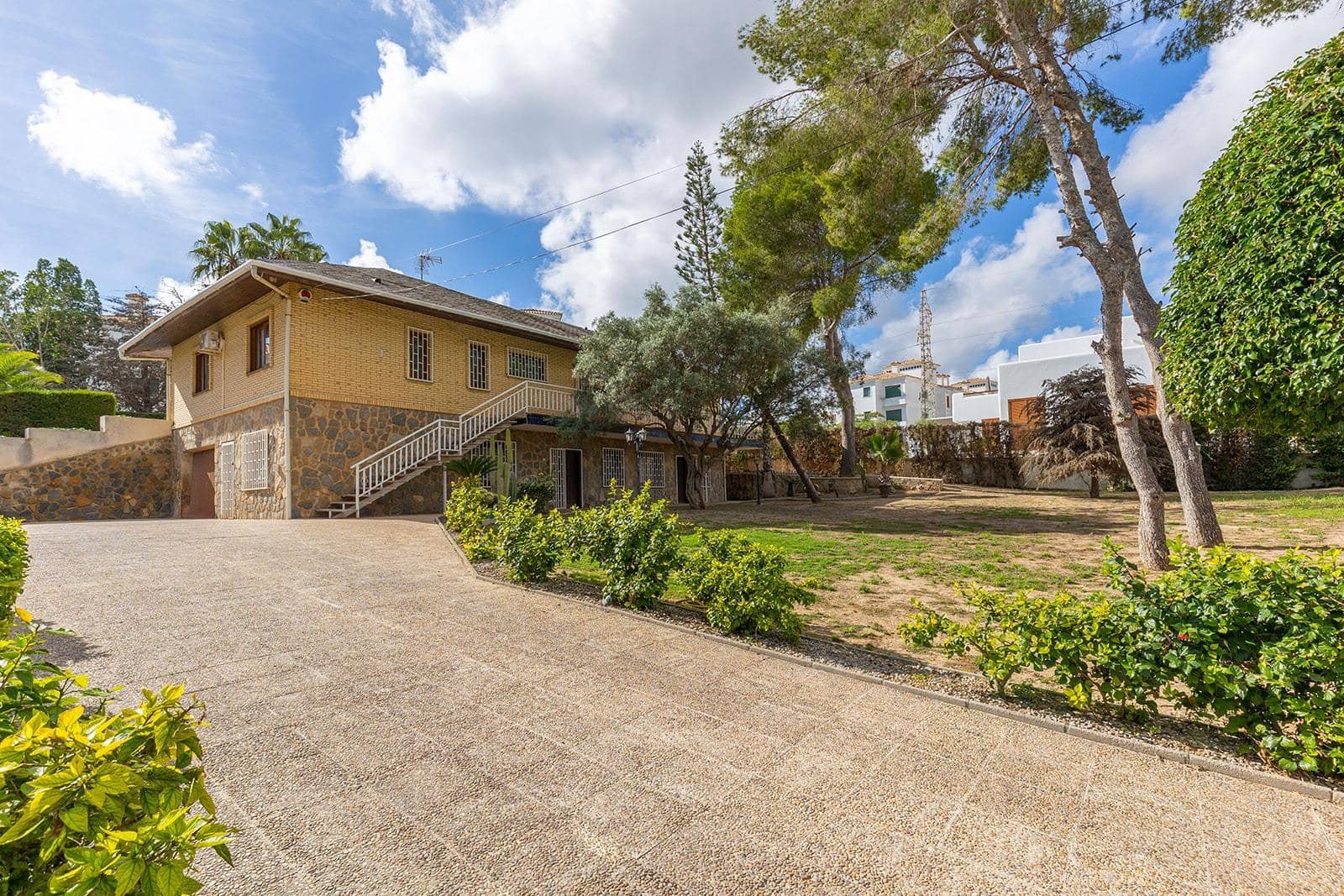 5 bedroom Villa for sale in Filipinas with pool garage - € 670,000 (Ref: 9656641)