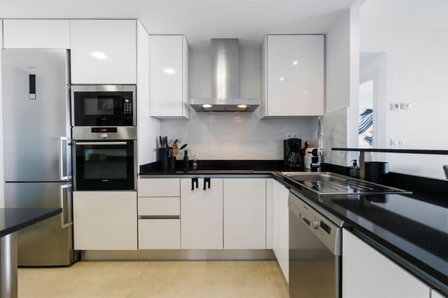 3 chambre Appartement à vendre à Punta Prima, Torrevieja avec piscine garage - 575 000 € (Ref: 9656642)