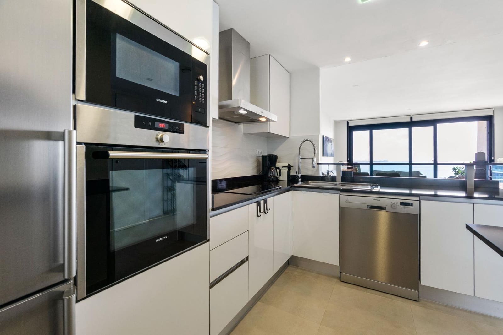 3 chambre Appartement à vendre à Punta Prima avec piscine garage - 575 000 € (Ref: 9656642)