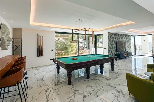 4 slaapkamer Villa te koop in Villamartin, Orihuela met zwembad garage - € 2.950.000 (Ref: 9815834)