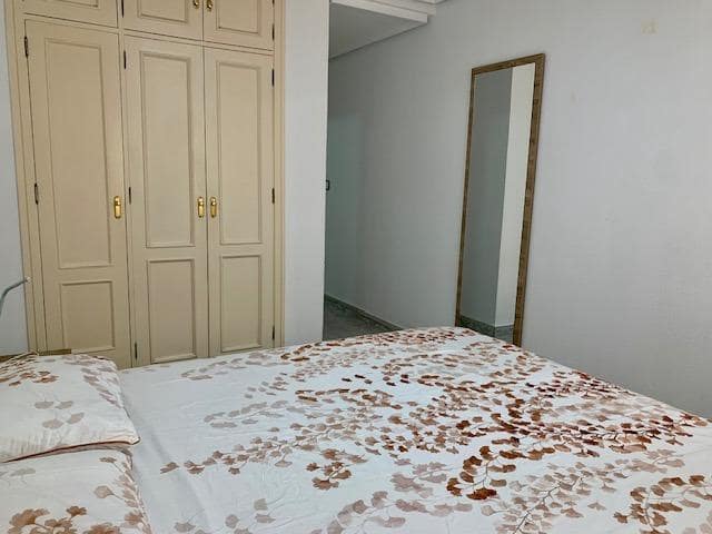 3 bedroom Apartment for rent in Torrevieja - € 850 (Ref: 9860080)