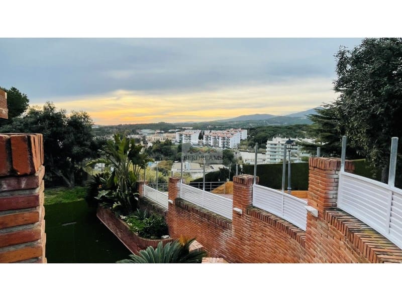 4 soveværelse Villa til salg i Arenys de Mar med garage - € 850.000 (Ref: 8836829)