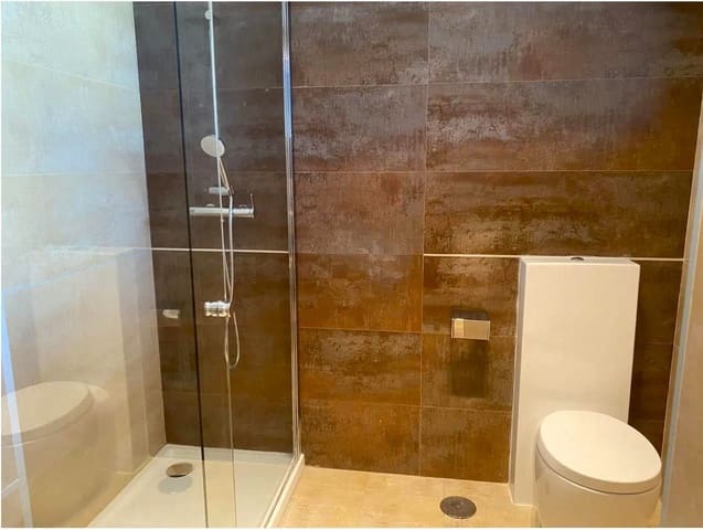 5 bedroom Townhouse for sale in Valencia city with garage - € 880,000 (Ref: 9177646)