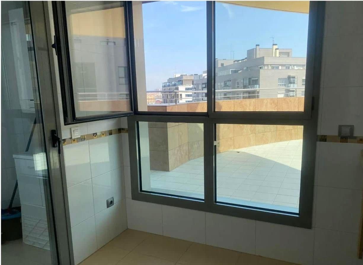 4 makuuhuone Asunto myytävänä paikassa Valencia kaupunki mukana uima-altaan 
autotalli - 548 000 € (Ref: 9177648)