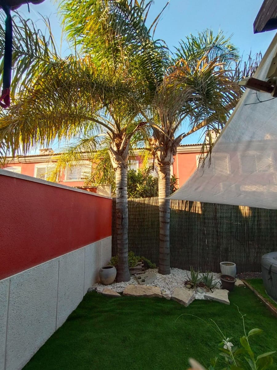 3 soveværelse Semi-Rækkehus til salg i La Pobla de Vallbona med swimmingpool garage - € 328.900 (Ref: 9208074)