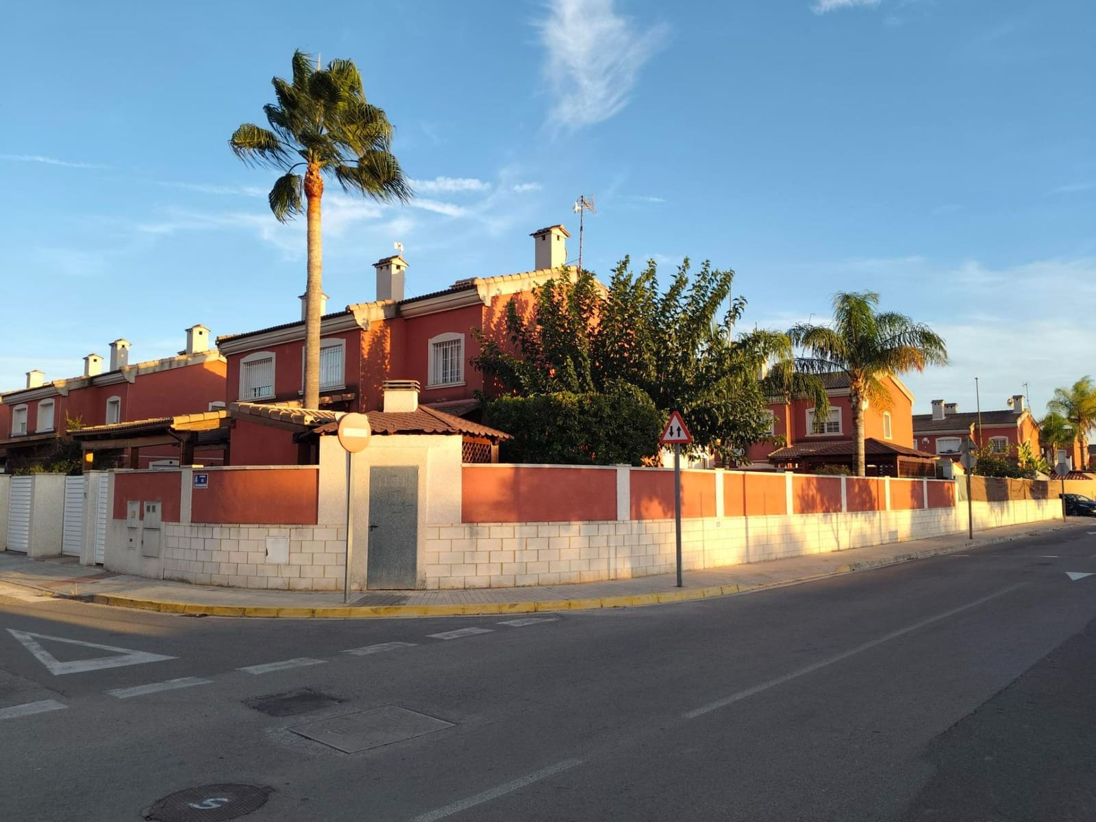 3 soveværelse Semi-Rækkehus til salg i La Pobla de Vallbona med swimmingpool garage - € 328.900 (Ref: 9208074)