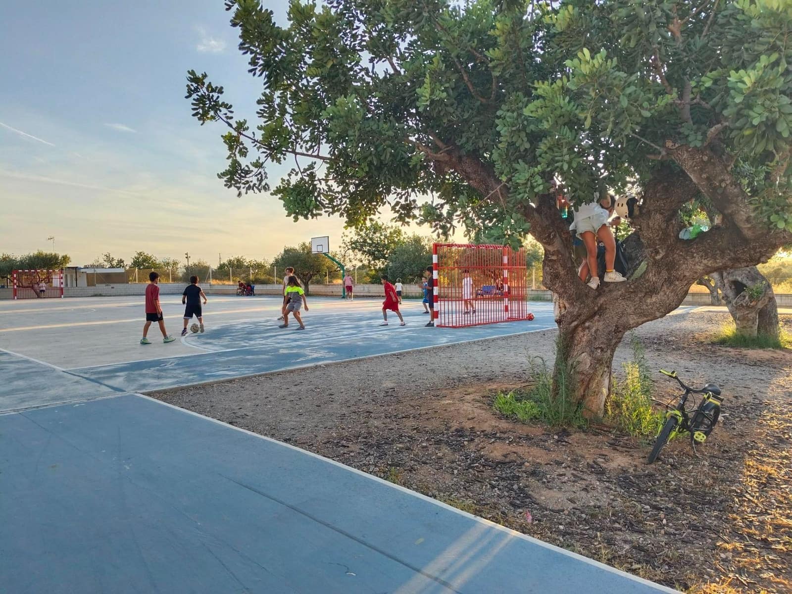 3 soveværelse Semi-Rækkehus til salg i La Pobla de Vallbona med swimmingpool garage - € 328.900 (Ref: 9208074)