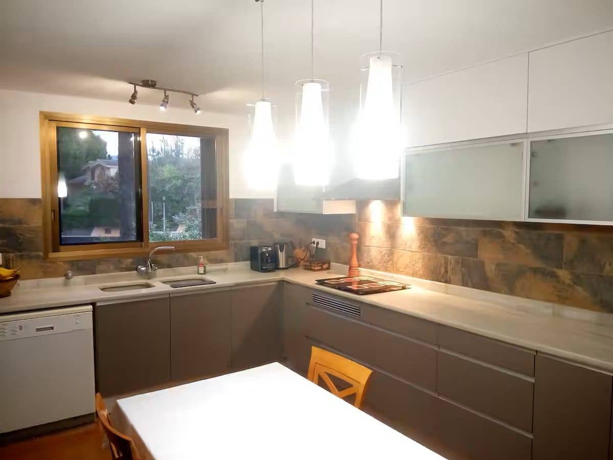 9 bedroom Villa for sale in Serra with pool garage - € 449,000 (Ref: 9433054)