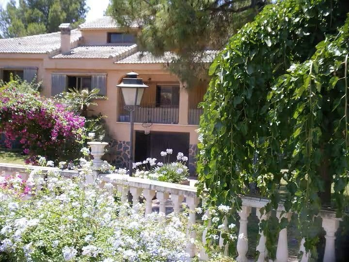 9 bedroom Villa for sale in Serra with pool garage - € 449,000 (Ref: 9433054)