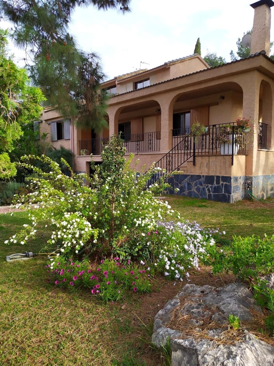 9 bedroom Villa for sale in Serra with pool garage - € 449,000 (Ref: 9433054)