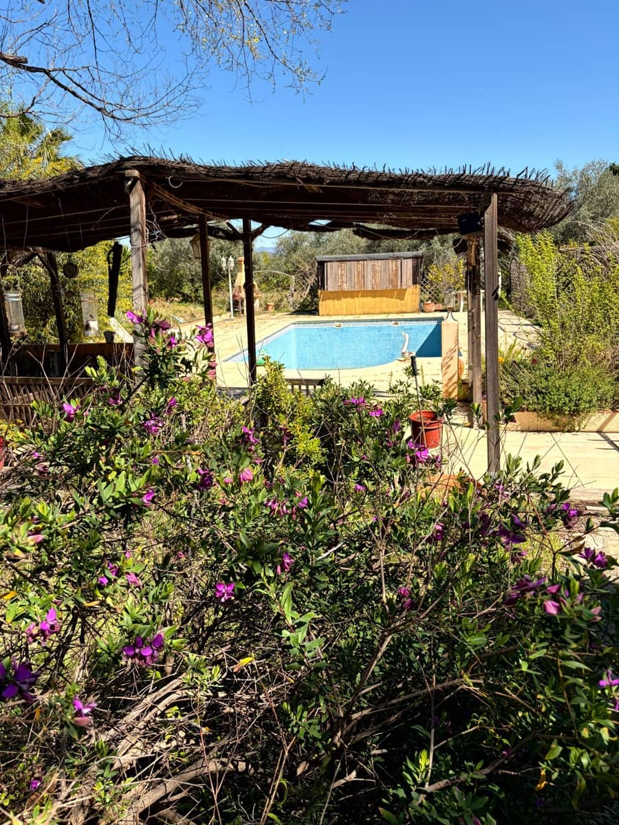 3 bedroom Villa for sale in Pedralba with pool garage - € 210,000 (Ref: 9711075)