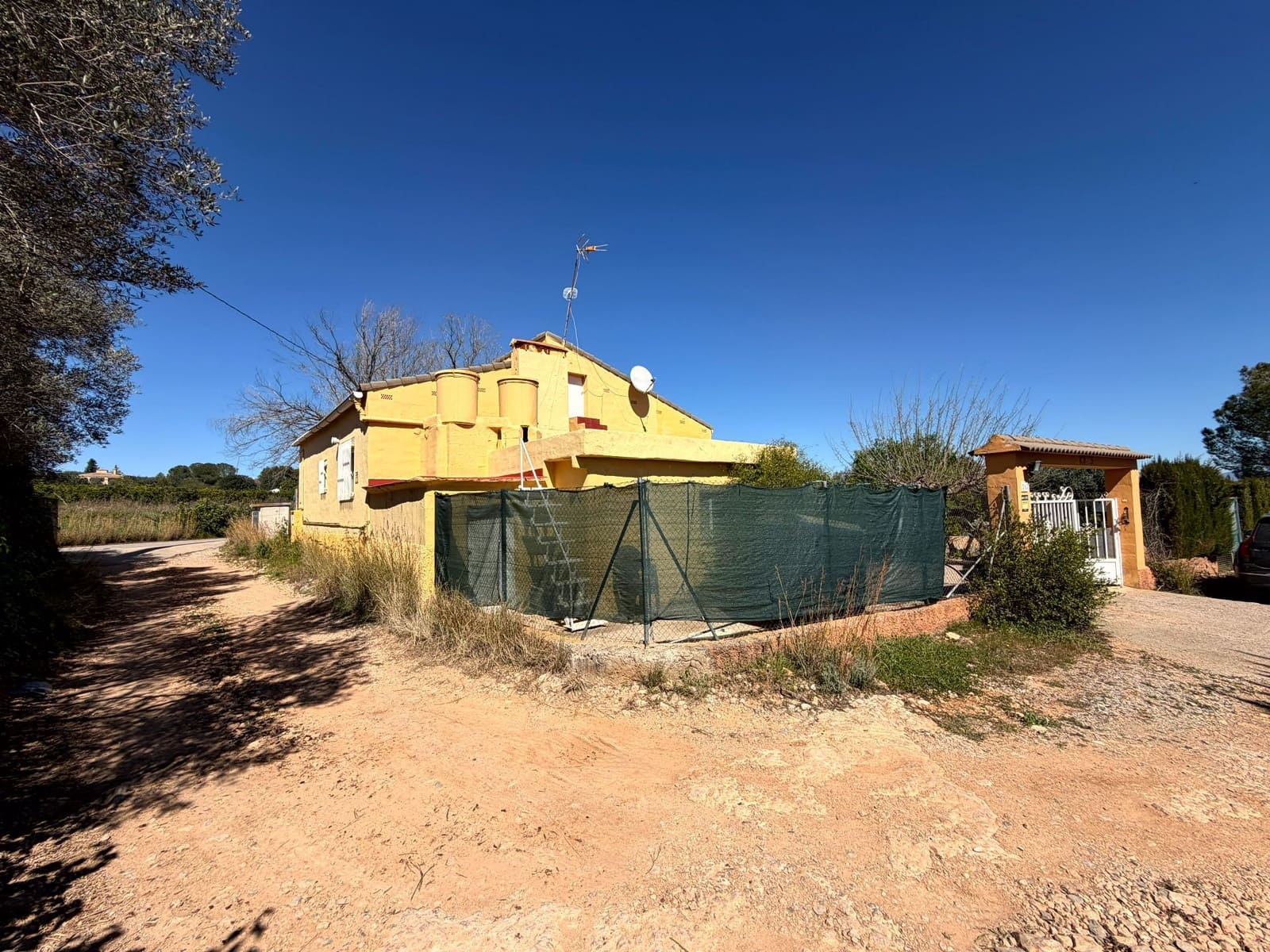 3 bedroom Villa for sale in Pedralba with pool garage - € 210,000 (Ref: 9711075)