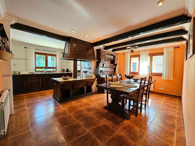 6 sypialnia Willa na sprzedaż w Lloret de Vista Alegre z basenem garażem - 1 950 000 € (Ref: 9355816)