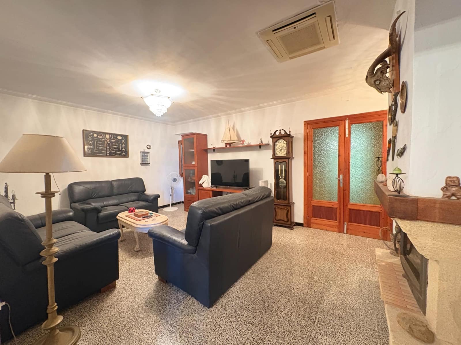 5 bedroom Townhouse for sale in Lloseta with garage - € 498,000 (Ref: 9839237)