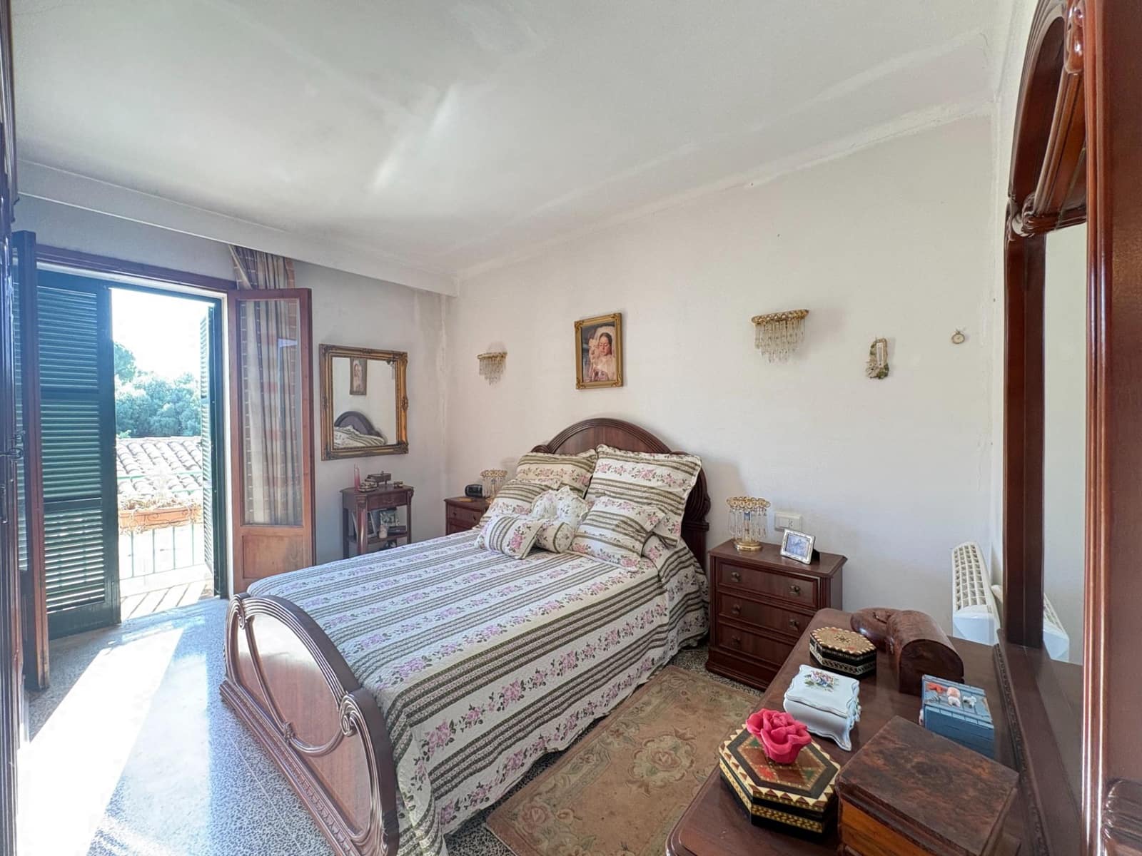 5 bedroom Townhouse for sale in Lloseta with garage - € 498,000 (Ref: 9839237)