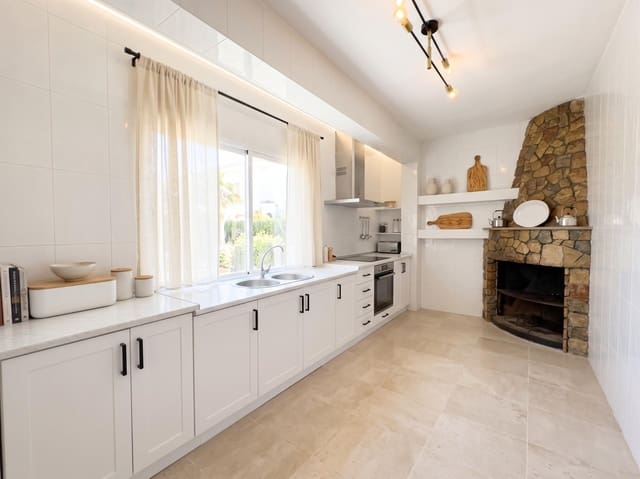 5 bedroom Townhouse for sale in Lloseta with garage - € 498,000 (Ref: 9839237)