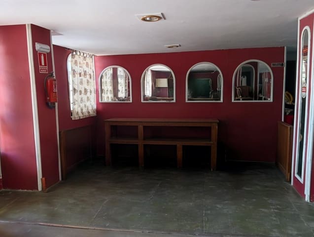 Local Comercial en Platja d'Alcúdia, Alcúdia en venta con piscina - 215.000 € (Ref: 9888968)