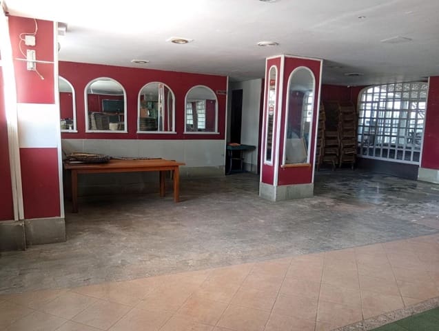 Local Comercial en Platja d'Alcúdia, Alcúdia en venta con piscina - 215.000 € (Ref: 9888968)