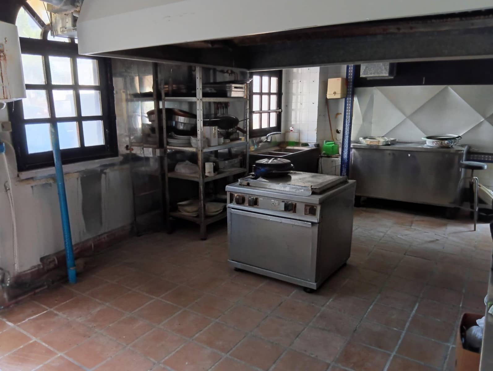 Kaupallinen myytävänä paikassa Alcudia mukana uima-altaan - 215 000 € (Ref: 9907580)