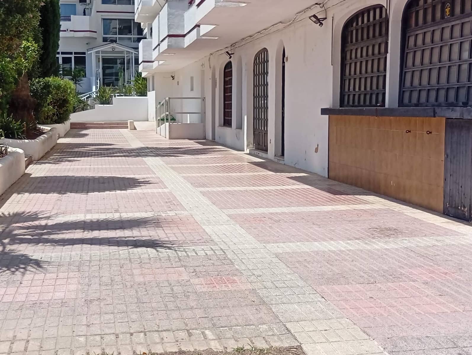 Kaupallinen myytävänä paikassa Alcudia mukana uima-altaan - 215 000 € (Ref: 9907580)