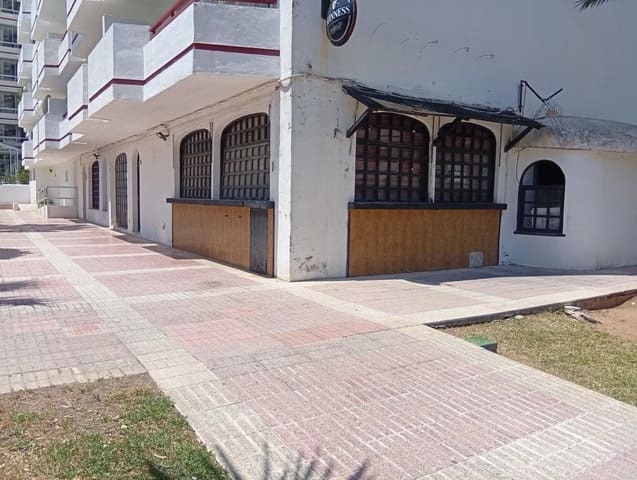 Kaupallinen myytävänä paikassa Platja d'Alcúdia, Alcúdia mukana uima-altaan - 215 000 € (Ref: 9907580)