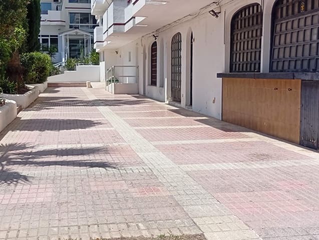 Kaupallinen myytävänä paikassa Platja d'Alcúdia, Alcúdia mukana uima-altaan - 215 000 € (Ref: 9907580)