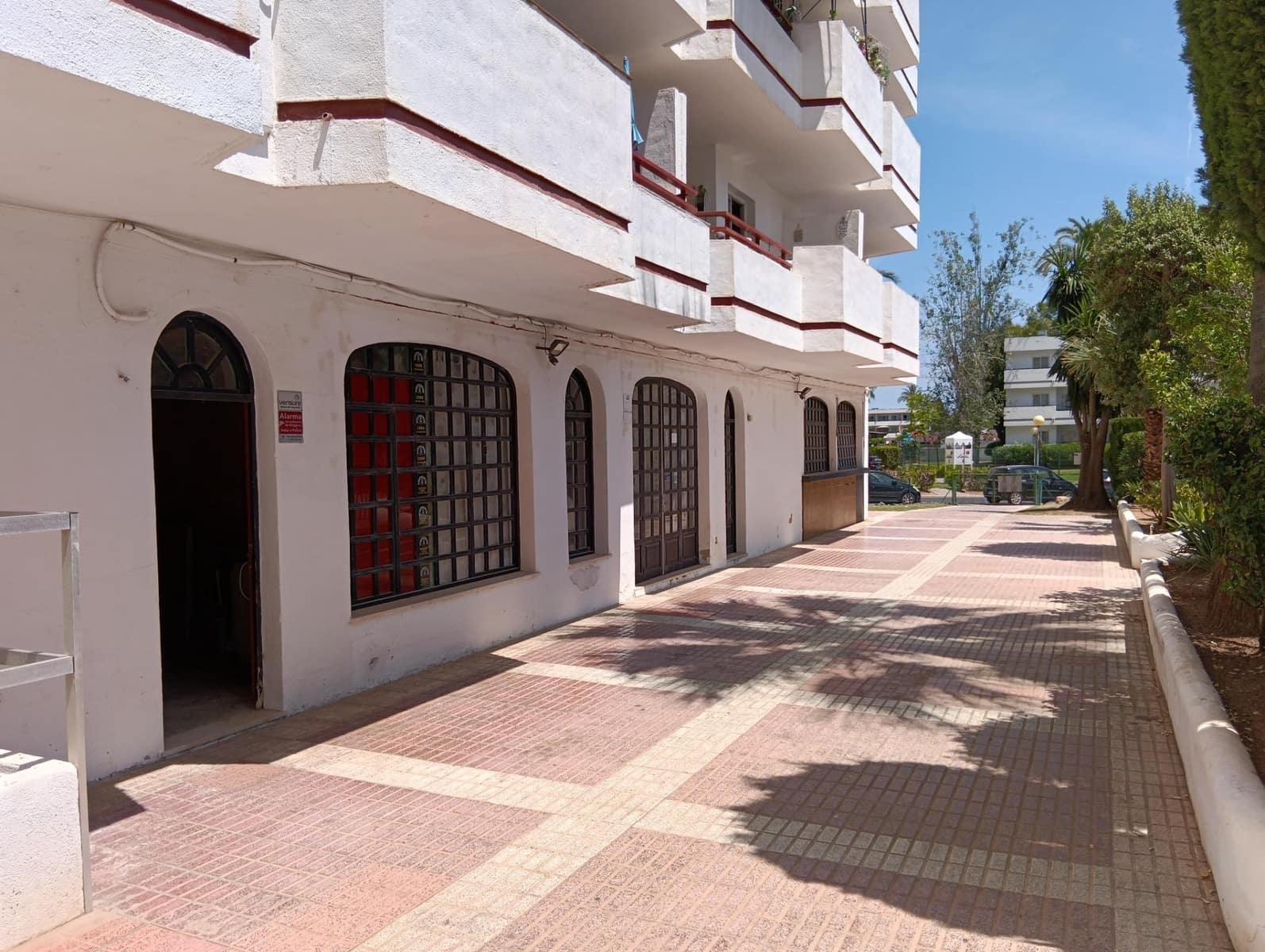 Kaupallinen myytävänä paikassa Alcudia mukana uima-altaan - 215 000 € (Ref: 9907580)