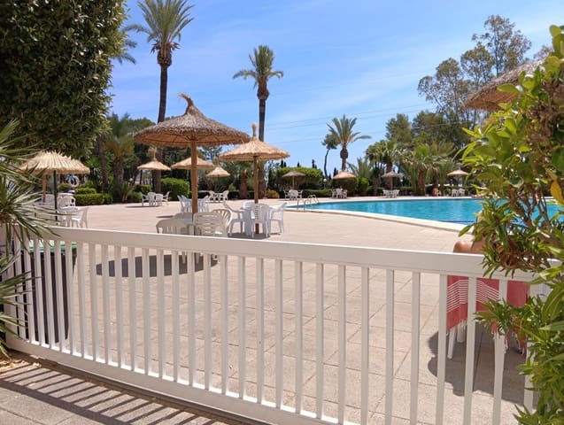 Kaupallinen myytävänä paikassa Platja d'Alcúdia, Alcúdia mukana uima-altaan - 215 000 € (Ref: 9907580)