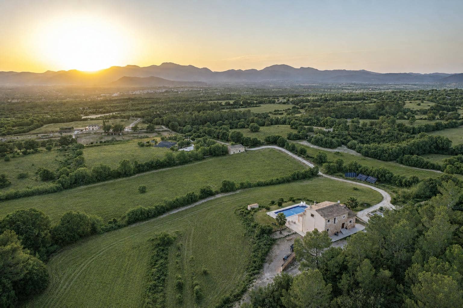 5 soveværelse Finca/Landehus til salg i Llubi med swimmingpool - € 3.400.000 (Ref: 9945703)