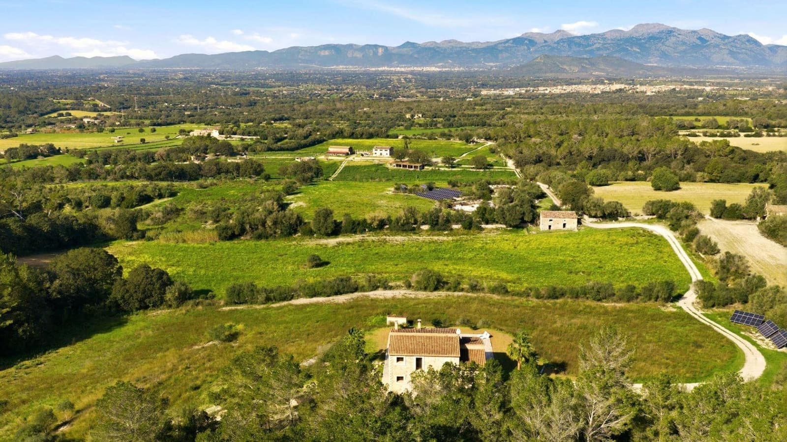 5 soveværelse Finca/Landehus til salg i Llubi med swimmingpool - € 3.400.000 (Ref: 9945703)