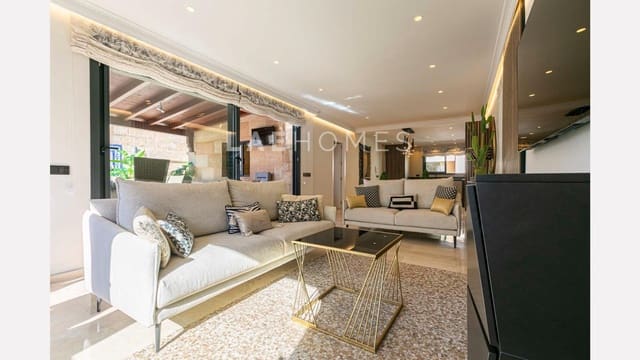 3 bedroom Penthouse for sale in Marbella Centro, Marbella with garage - € 1,295,000 (Ref: 10180873)