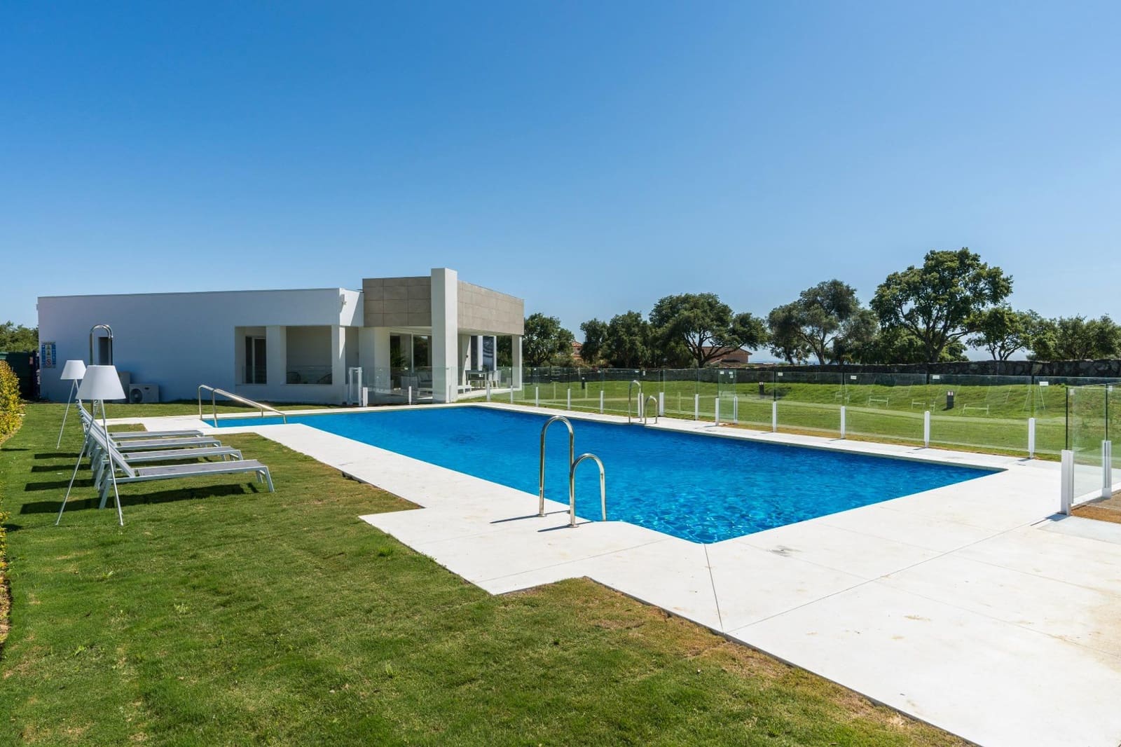 3 chambre Appartement à vendre à San Roque avec piscine garage - 460 000 € (Ref: 10185174)