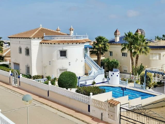 3 soverom Villa til salgs i Villamartin, Orihuela med svømmebasseng garasje - € 455 000 (Ref: 8324467)