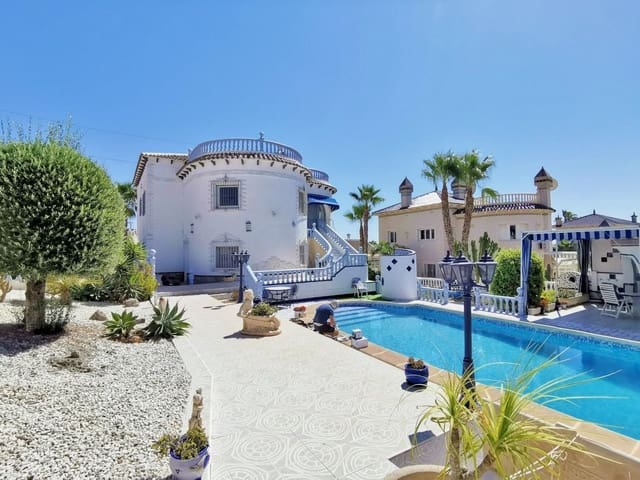3 soverom Villa til salgs i Villamartin, Orihuela med svømmebasseng garasje - € 455 000 (Ref: 8324467)