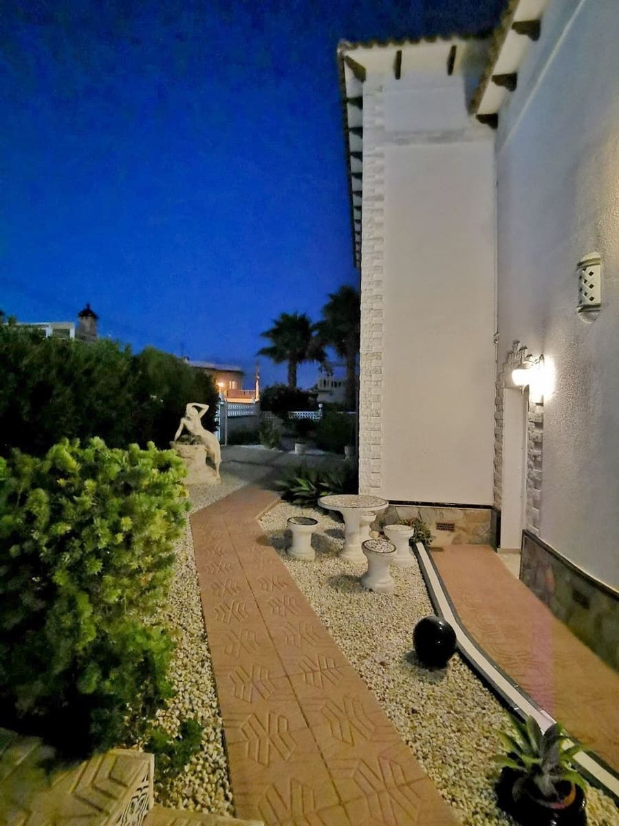 3 bedroom Villa for sale in Villamartin with pool garage - € 455,000 (Ref: 8324467)