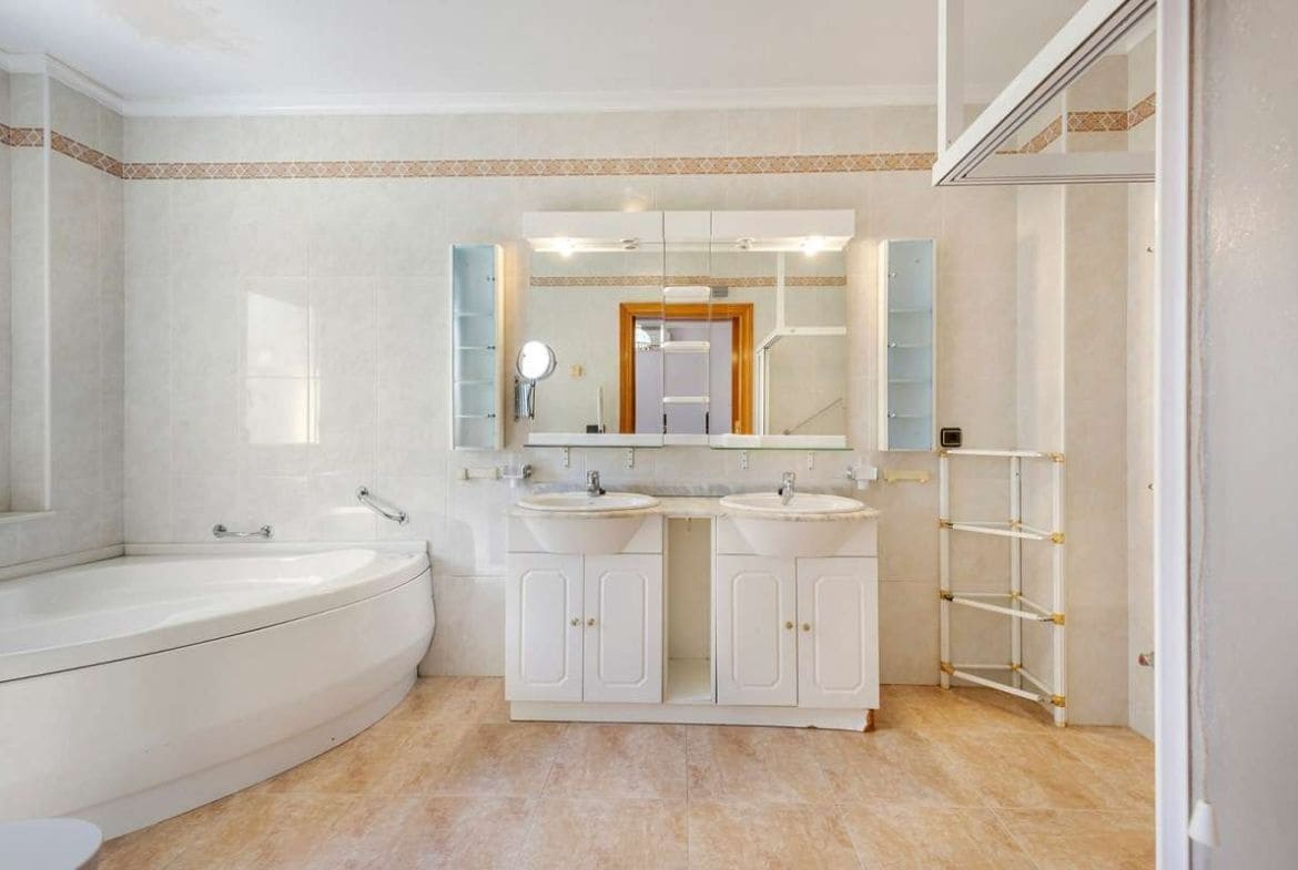 6 soverom Villa til salgs i Cabo Roig med svømmebasseng garasje - € 1 200 000 (Ref: 8685857)