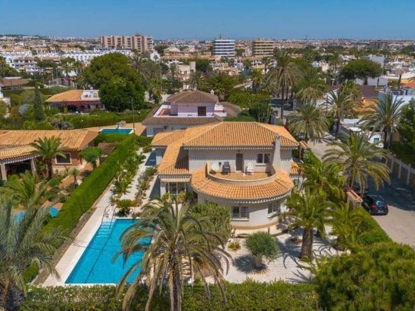 6 soverom Villa til salgs i Cabo Roig med svømmebasseng garasje - € 1 200 000 (Ref: 8685857)