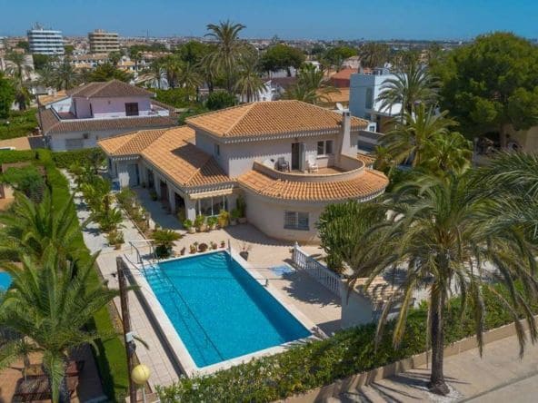 6 soverom Villa til salgs i Cabo Roig med svømmebasseng garasje - € 1 200 000 (Ref: 8685857)
