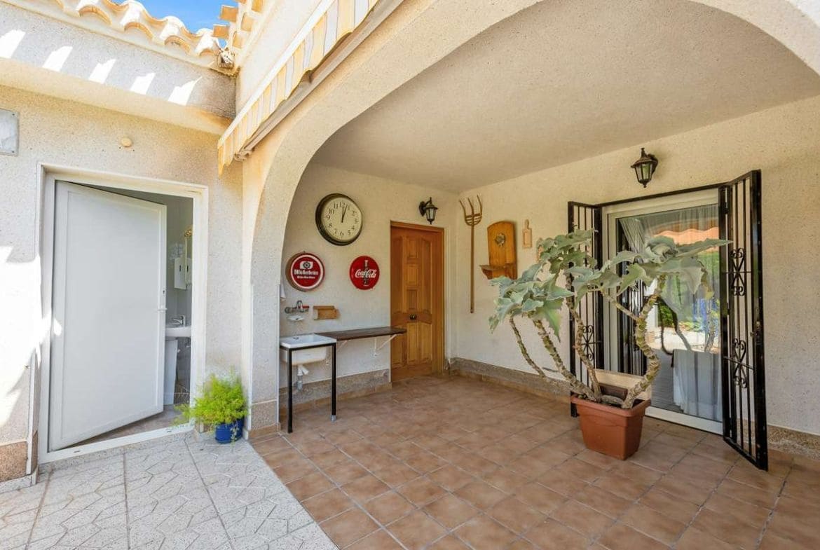 6 soverom Villa til salgs i Cabo Roig med svømmebasseng garasje - € 1 200 000 (Ref: 8685857)