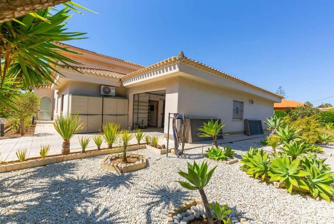 6 soverom Villa til salgs i Cabo Roig med svømmebasseng garasje - € 1 200 000 (Ref: 8685857)
