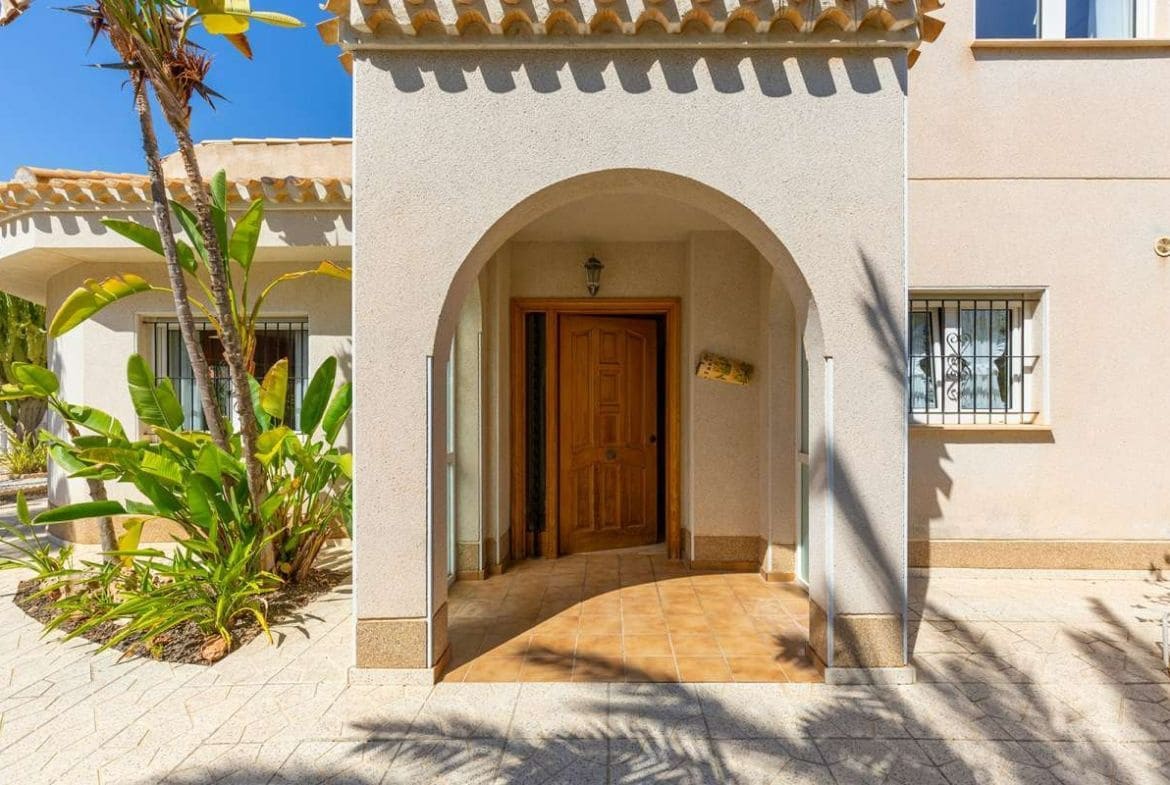 6 soverom Villa til salgs i Cabo Roig med svømmebasseng garasje - € 1 200 000 (Ref: 8685857)