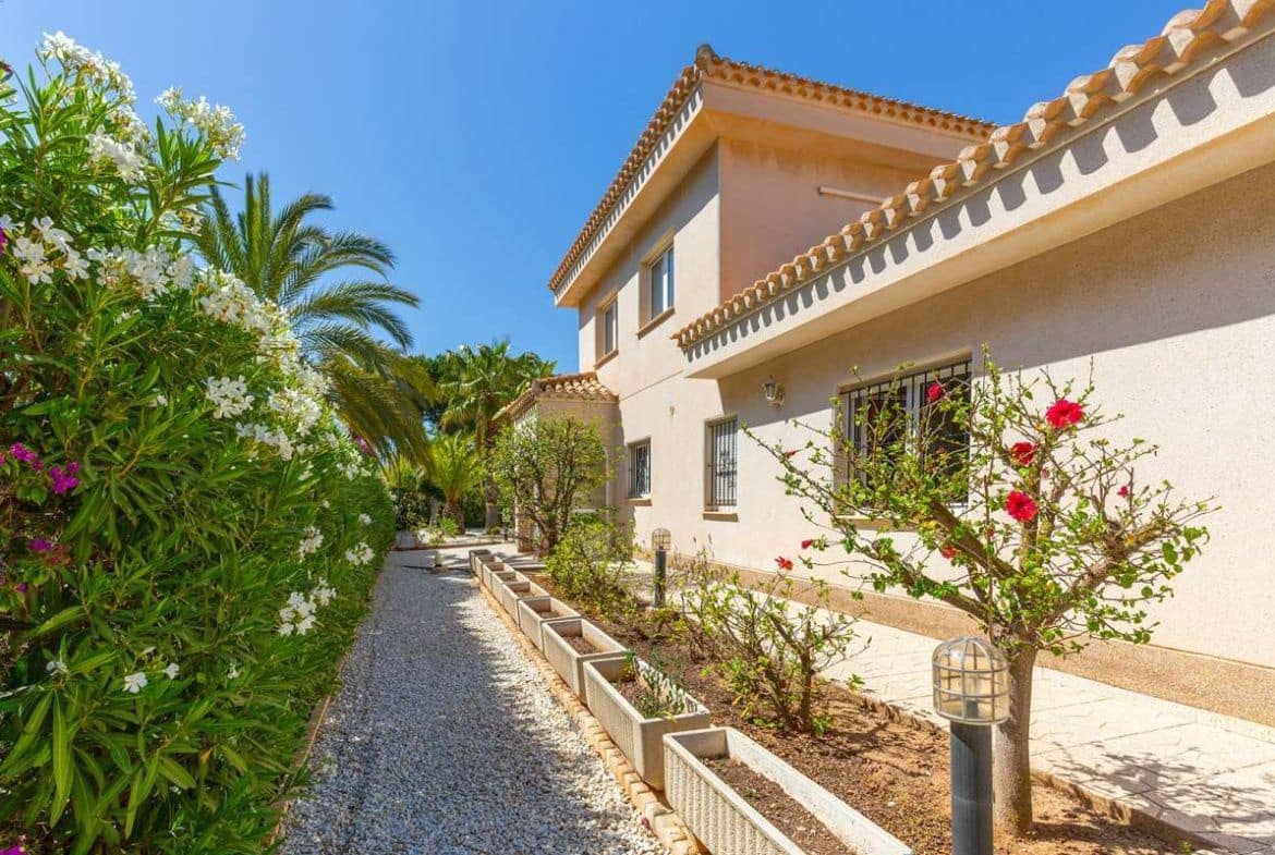 6 soverom Villa til salgs i Cabo Roig med svømmebasseng garasje - € 1 200 000 (Ref: 8685857)