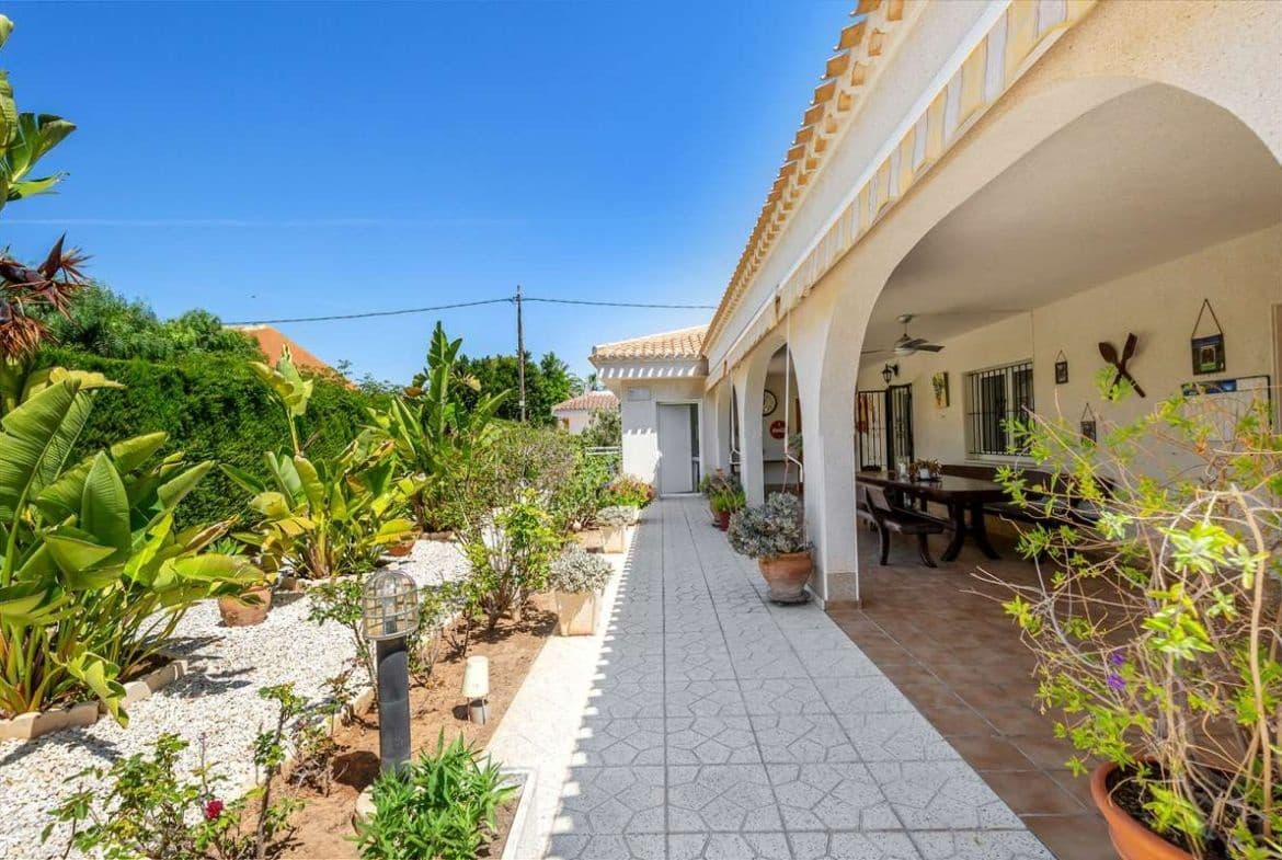 6 soverom Villa til salgs i Cabo Roig med svømmebasseng garasje - € 1 200 000 (Ref: 8685857)